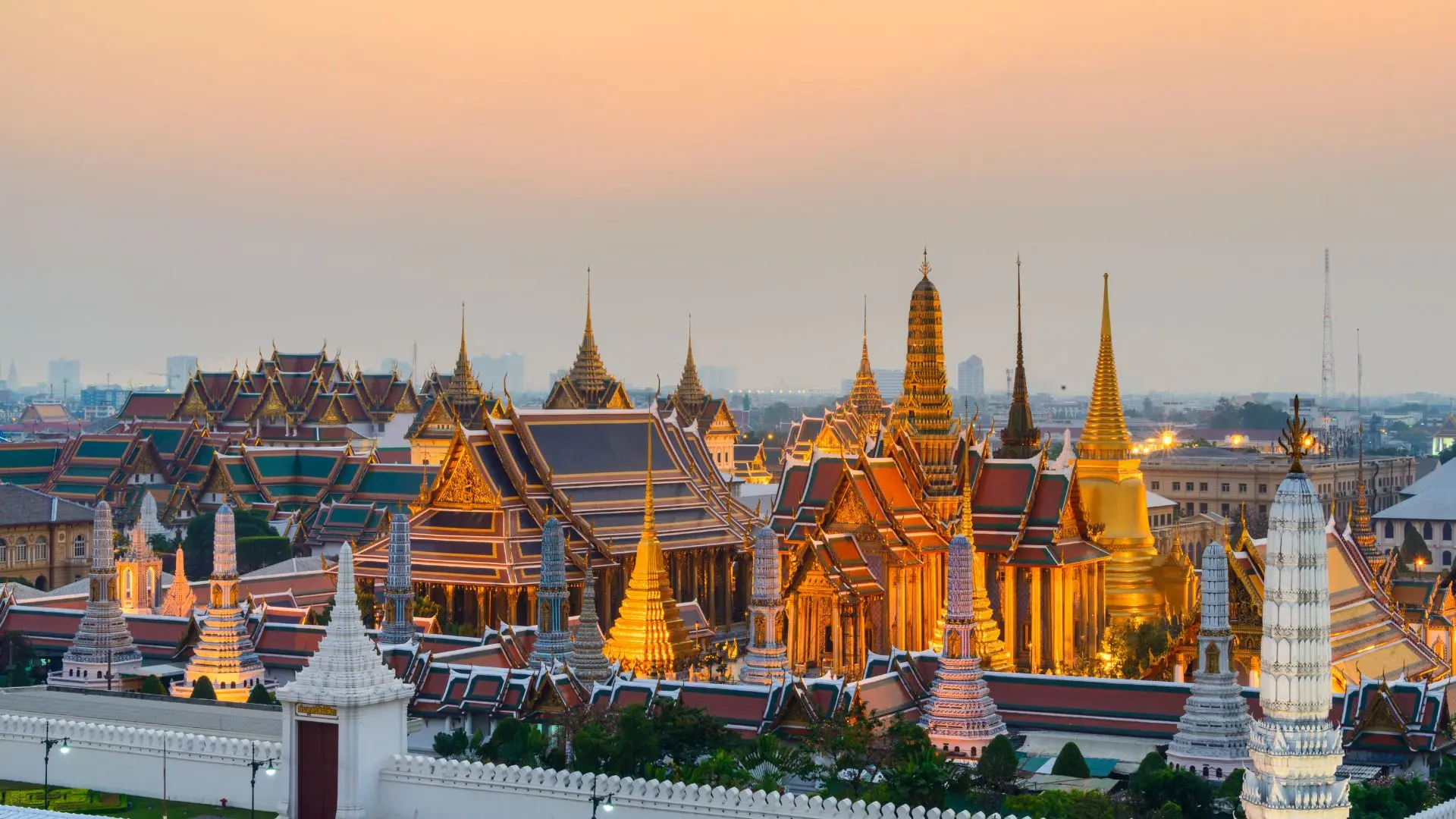 Palatul Mare din Bangkok, cu acoperișuri aurii, în lumina serii